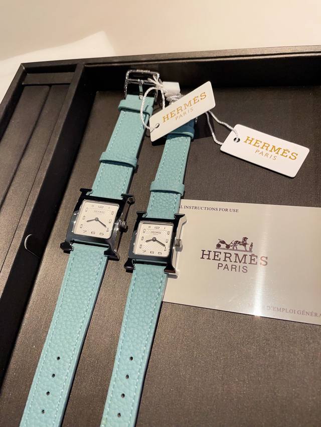 光圈 钻圈 蓝色是宇宙之爱 Hermes 爱马仕 Heure H系列 香港dfs环球免税店亮丽的颜色表带环绕独特的 H 型表壳 白色天然贝母数字面 纯手工打磨而